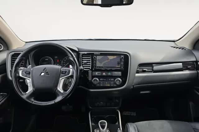 Mitsubishi Outlander (2015) thumbnail 13