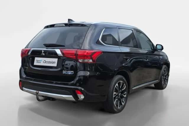 Mitsubishi Outlander (2015) thumbnail 5