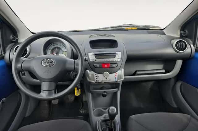 Toyota Aygo (2010) thumbnail 9