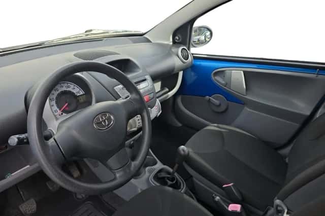 Toyota Aygo (2010) thumbnail 10