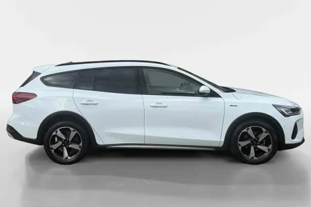 Ford Focus (2022) thumbnail 4