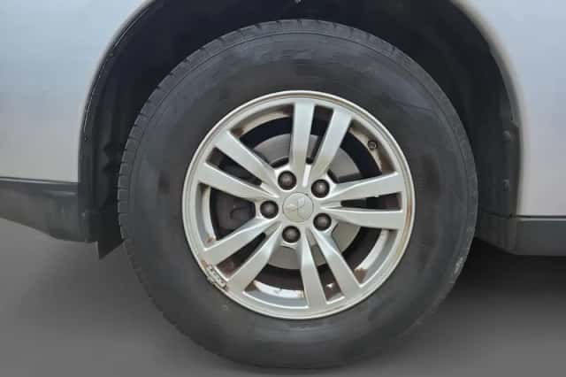 Mitsubishi Outlander (2015) thumbnail 2