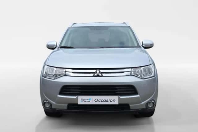 Mitsubishi Outlander (2015) thumbnail 3