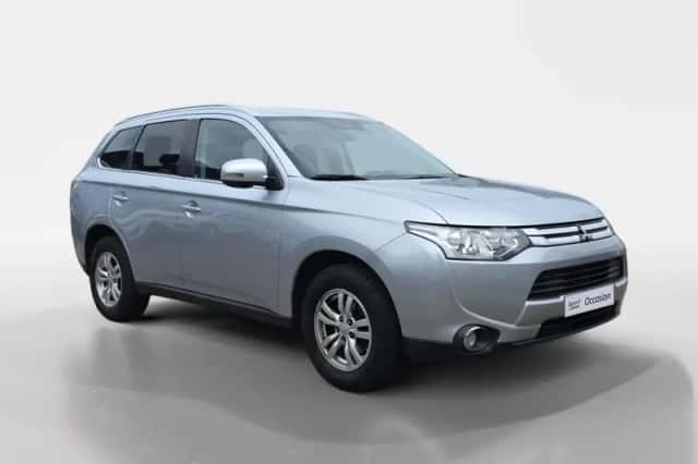 Mitsubishi Outlander (2015) thumbnail 4