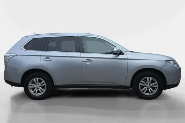 Mitsubishi Outlander (2015) thumbnail 5