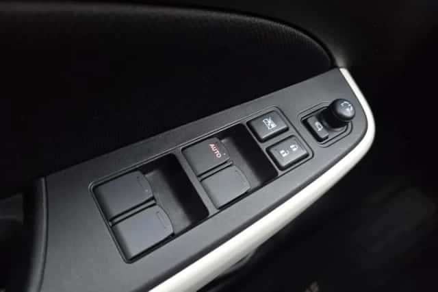 Suzuki Swift (2018) thumbnail 14