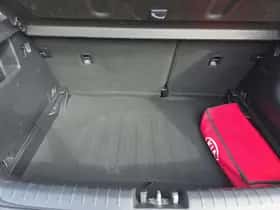 Kia Stonic (2018) thumbnail 31