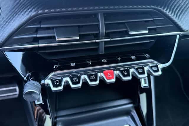 Peugeot e-2008 (2021) thumbnail 18