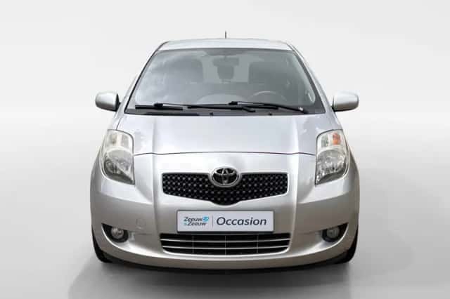 Toyota Yaris (2008) thumbnail 2