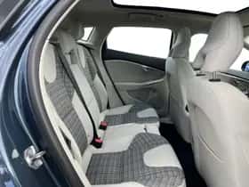 Volvo V40 (2017) thumbnail 24