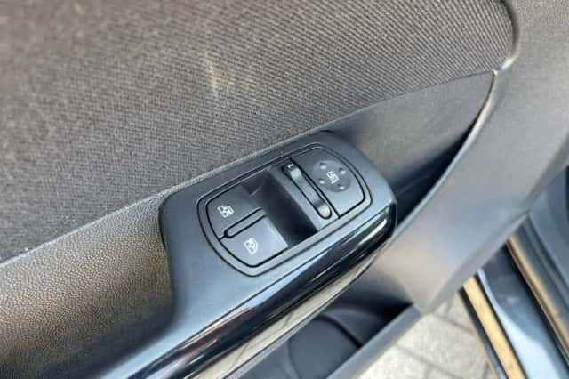 Opel Corsa (2013) thumbnail 25