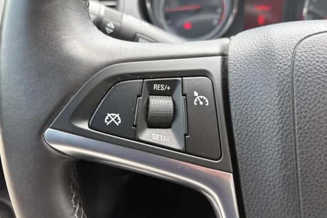 Opel Insignia (2011) thumbnail 23