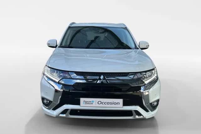 Mitsubishi Outlander (2019) thumbnail 2