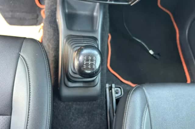 Suzuki Jimny (2015) thumbnail 11