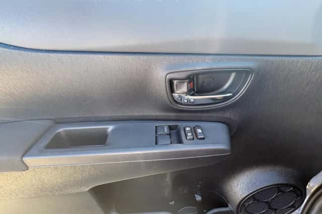 Toyota Yaris (2012) thumbnail 11