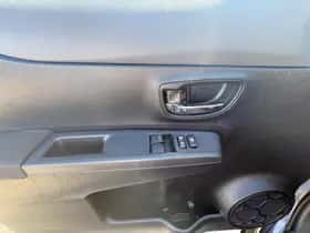 Toyota Yaris (2012) thumbnail 11