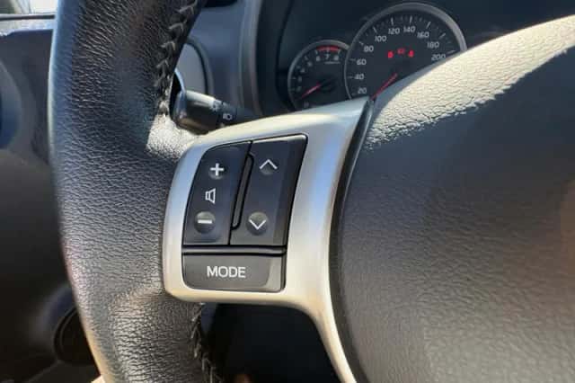 Toyota Yaris (2012) thumbnail 12