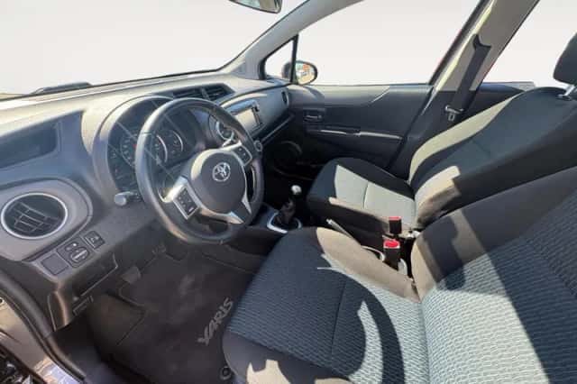 Toyota Yaris (2012) thumbnail 15
