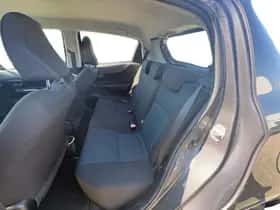 Toyota Yaris (2012) thumbnail 16