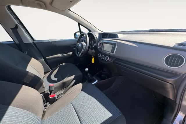 Toyota Yaris (2012) thumbnail 18