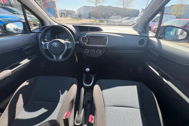 Toyota Yaris (2012) thumbnail 19
