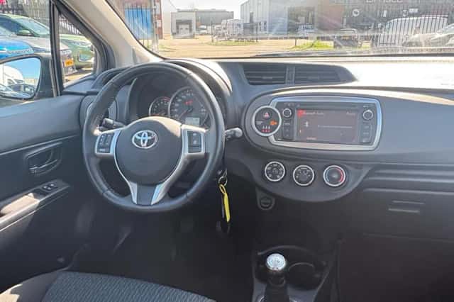 Toyota Yaris (2012) thumbnail 20