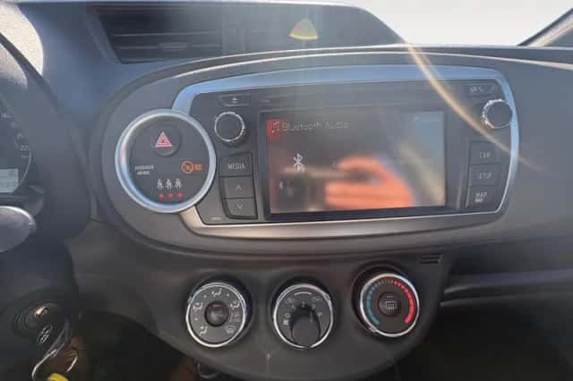 Toyota Yaris (2012) thumbnail 21