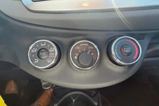 Toyota Yaris (2012) thumbnail 22