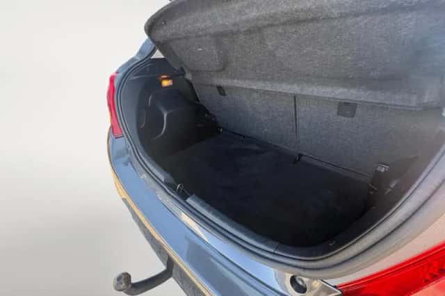 Toyota Yaris (2012) thumbnail 10