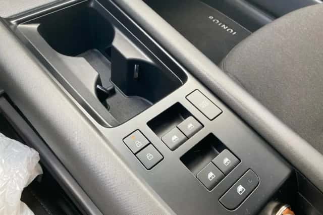 Hyundai Ioniq 6 (2023) thumbnail 23