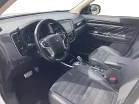 Mitsubishi Outlander (2019) thumbnail 17