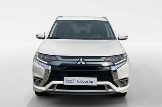 Mitsubishi Outlander (2019) thumbnail 3