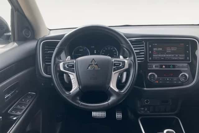 Mitsubishi Outlander (2019) thumbnail 9