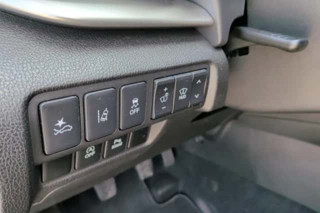 Mitsubishi Eclipse Cross (2018) thumbnail 24