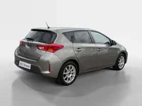 Toyota Auris (2014) thumbnail 2