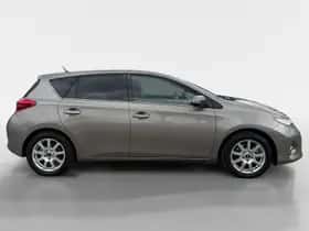 Toyota Auris (2014) thumbnail 3