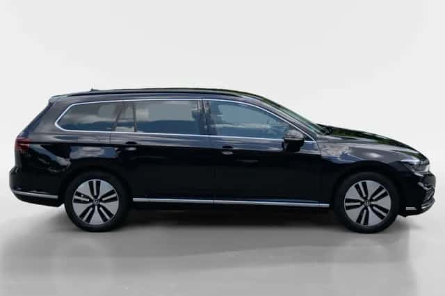 Volkswagen Passat (2021) thumbnail 4