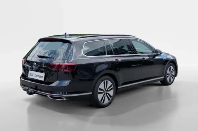 Volkswagen Passat (2021) thumbnail 5
