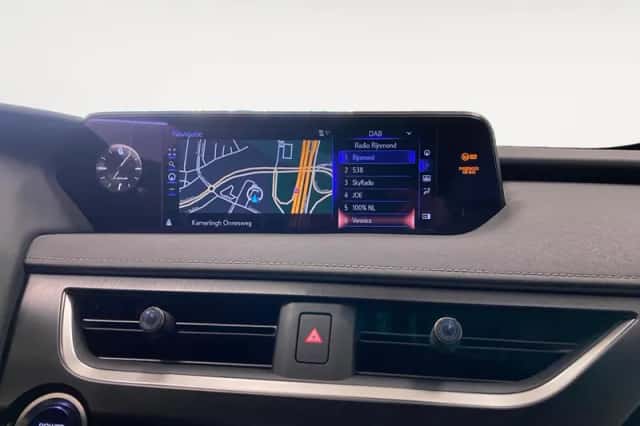 Lexus UX (2020) thumbnail 17
