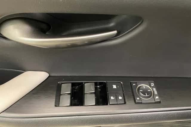 Lexus UX (2020) thumbnail 25