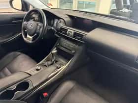 Lexus IS (2019) thumbnail 31