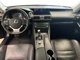 Lexus IS (2019) thumbnail 9