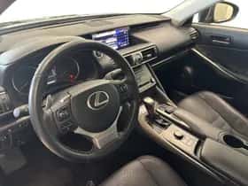 Lexus IS (2019) thumbnail 10
