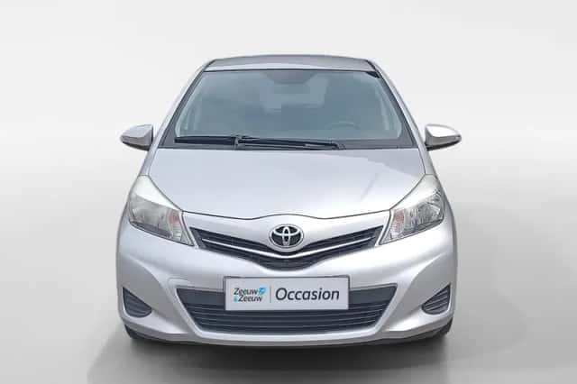 Toyota Yaris (2013) thumbnail 2