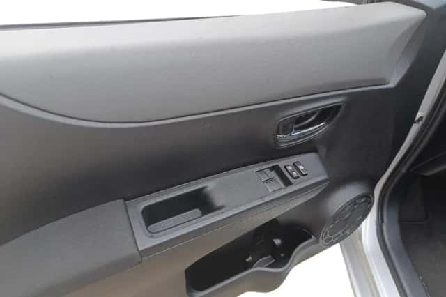 Toyota Yaris (2013) thumbnail 15