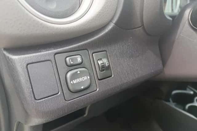 Toyota Yaris (2013) thumbnail 18