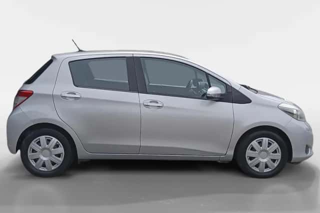 Toyota Yaris (2013) thumbnail 5