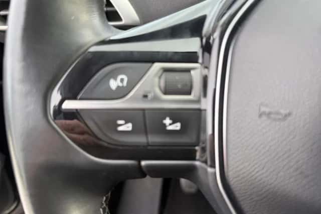 Peugeot 3008 (2017) thumbnail 17