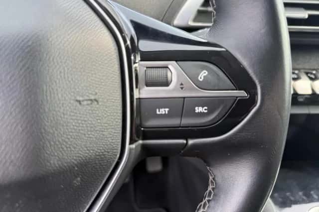 Peugeot 3008 (2017) thumbnail 18