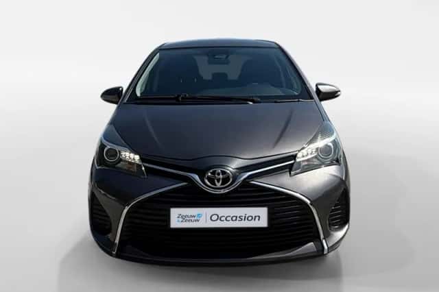 Toyota Yaris (2017) thumbnail 2